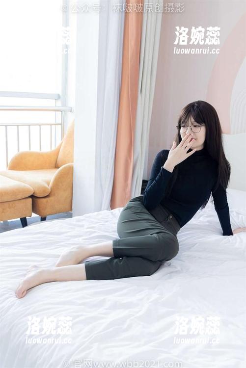 BoBoSocks袜啵啵 - 图片里的小淳，黑白渐变丝袜若隐若现，难道这是颜色的忧郁？
