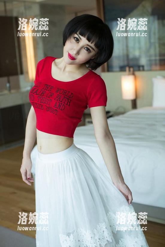 UGirls尤果网 - 高跟鞋的力量：田依依原图与照片的欢乐较量！