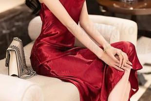 XIAOYU语画界 - 私拍的Miko酱与她的礼服，仿佛在某个幽幽的午后偷偷绽放，没能形容得恰当。