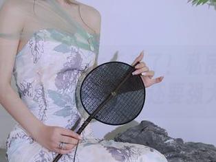 Xiuren秀人网 - 女王来了！私房图包里的叶梦轩比你想象的还要强大！