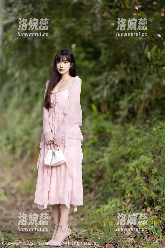 Xiuren秀人网 - 向小小白思宜的全套旅拍致敬：行走带着镜头，吃喝玩乐样样都可拍，谁说去旅游很无聊？