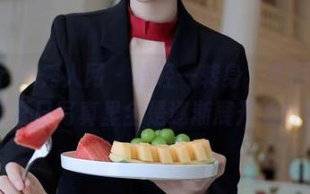 Xiuren秀人网 - 轻轻一转身，李丽莎的高清夏日写真里全是逐渐展开的好奇…