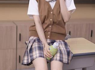 Xiuren秀人网 - 游泳池畔的新宠：米妮大萌萌的作品更新