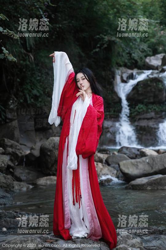 Xiuren秀人网-郑颖姗Bev Xiuren秀人网 - 郑颖姗Bev的牛仔裤写真——定制版,穿上秒变街头潮妈(脑补一脸认真)