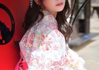 看wuyo(우요)的死库水写真，感叹：这色彩太鲜艳，真不想说啥…