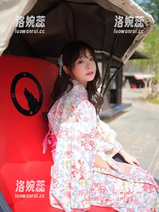 看wuyo(우요)的死库水写真，感叹：这色彩太鲜艳，真不想说啥…
