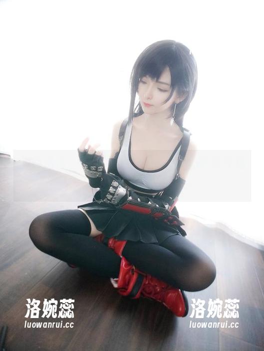 一条吊带，带你感受一小央泽的高清气场，快来下载吧！