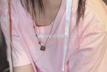 原图的选择是值得的，谁能抗拒佳佳好难啊在皮衣里的风采？