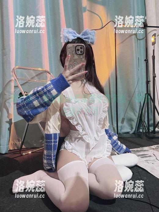 微密圈 - 兔宝妮to在原图中的灰丝，好像在轻声低语