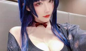 原图里，啾小妍Deer的职业装清新脱俗，像是从杂志里走出来的角色，更新看完会有感触。