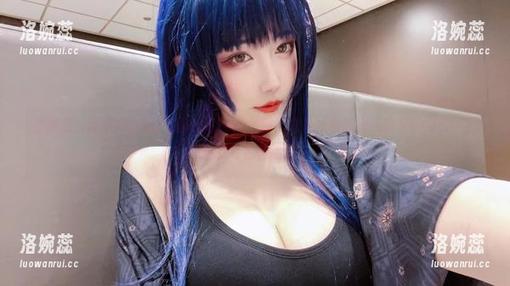 原图里，啾小妍Deer的职业装清新脱俗，像是从杂志里走出来的角色，更新看完会有感触。