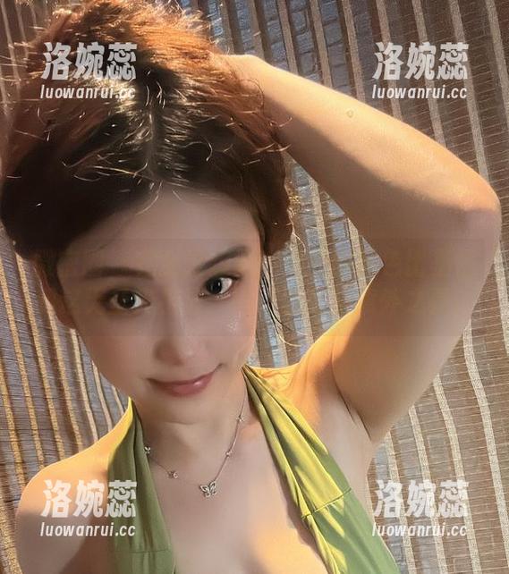 微密圈 - 完全没想到！奶雯的黑色比基尼和这无圣光相遇，简直就像是意外之喜。