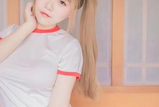 图片里，宅夏yoko黑白似乎在低声耳语