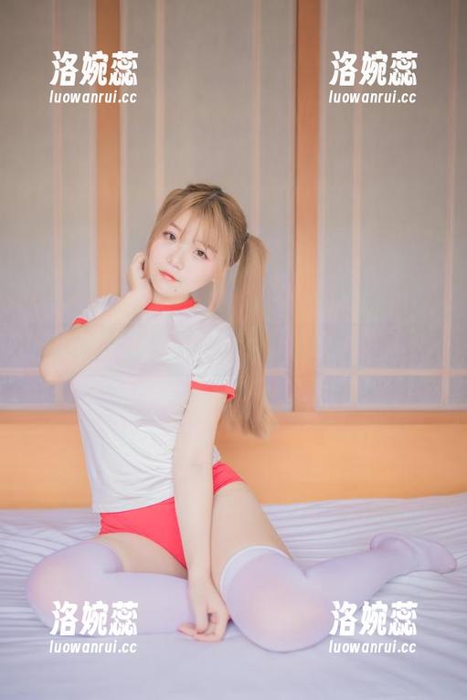 图片里，宅夏yoko黑白似乎在低声耳语
