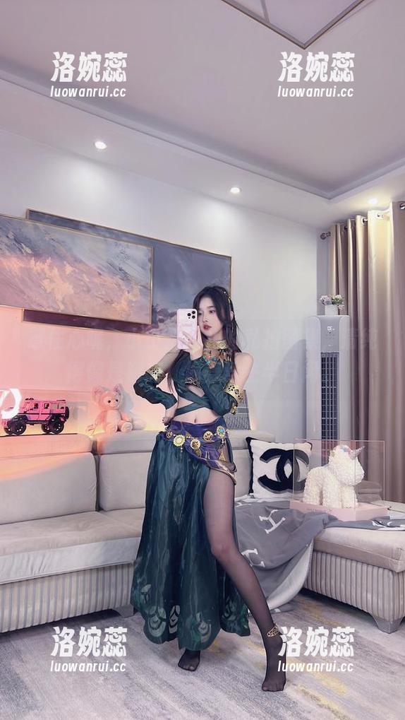 罩住心呢，小小奶瓶儿的私拍图集，清纯得像是初恋，偷得浮生半日闲。