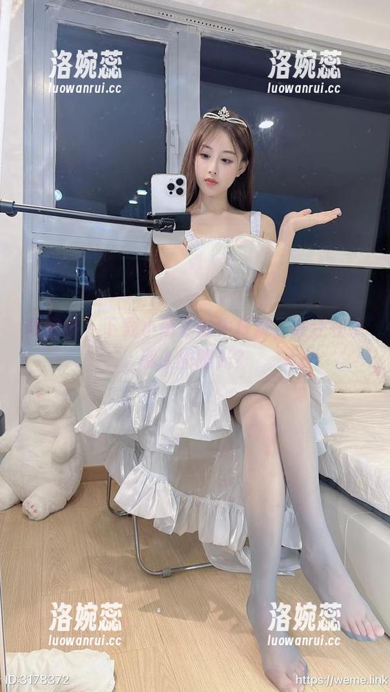 微密圈 - 下载小萌子的牛仔裤，谁还在乎别人的眼光？