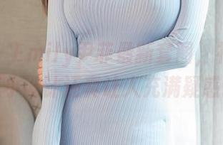 星颜社 - Emily尹菲最新套图，礼服上那点小设计还真让人充满疑惑。