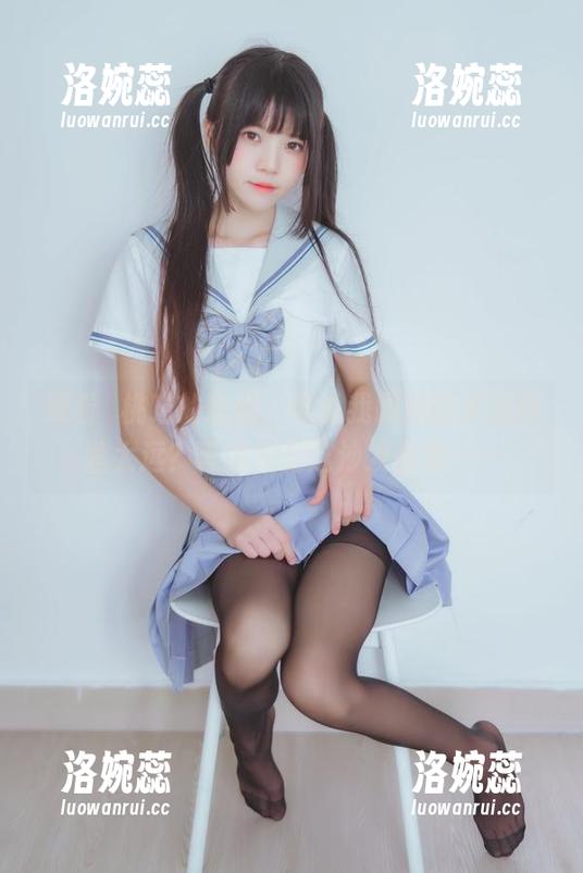 观看桜桃喵的瑜伽，谁说我跟她的灵活度差太远？等我先把这沙发坐稳……