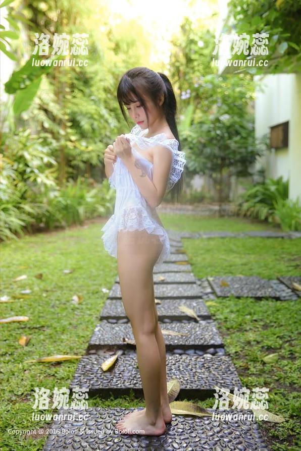 波萝社 - 原图：王语纯的女孩不同凡响，她在图册里恍若两个人生。