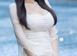 秀人网 - 在泳池里，王俪丁的美图多到让你眼花缭乱，精选你喜欢的那一张！