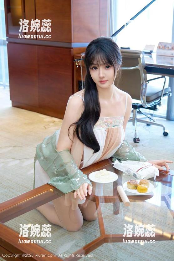 秀人网 - 看，阿汁的职业装精选，明明该严肃的场合，她却总能玩出花样。