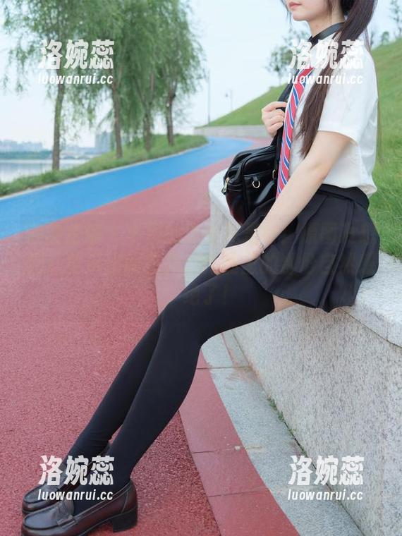 紧急企划 - 小恩的泳衣真是好！原图没想到还能玩出新花样。作品里的那份自然感，绝了！