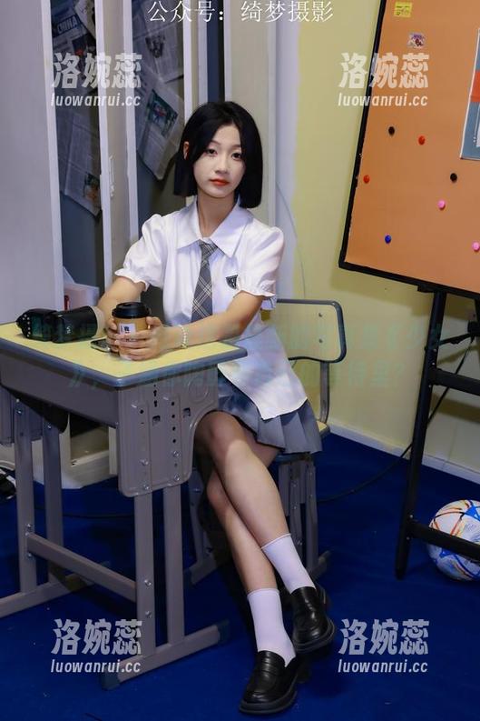 绮梦摄影 - 她说这是最新的写真集《少女》，子涵你陶醉在自己的等待里？