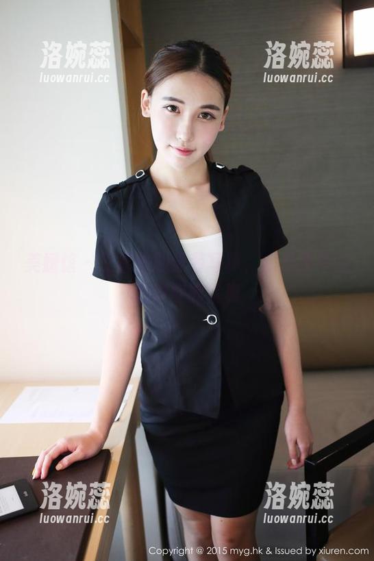 美媛馆 - 王馨瑶的泳装写真，水里游不动也得穿的优雅