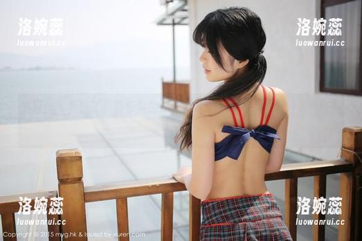 美媛馆 - 更新了！黄乐然的水手服写真，配合的是那轻松自在的姿态。