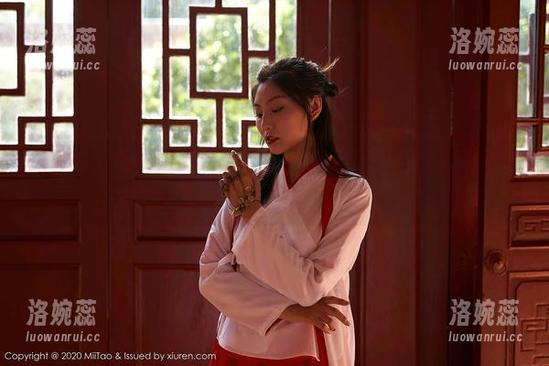 蜜桃社 - 精选万圣节美图：陆萱萱Cecilia似乎在说，“别以为我只是甜美的外表。”