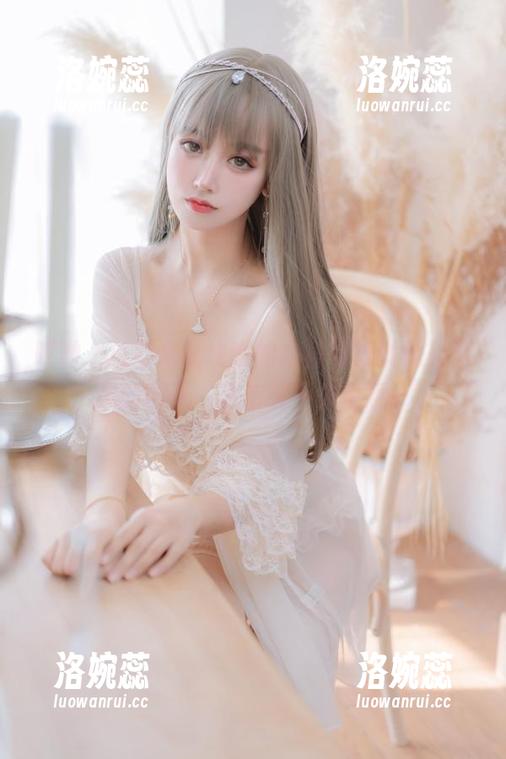哎呦，过期米线线喵的白裙写真就像是清晨的微风，简洁又不失诗意。