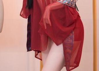 面饼仙儿的校服剧情大反转，最新写真等你来见证这波校园时光机。