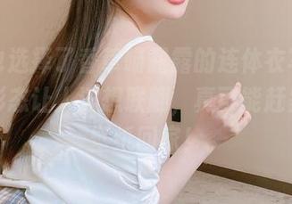 壁纸也选择了香草喵露露的连体衣写风，这种形态让人浮想联翩，真可能赶紧换个壁纸回家！