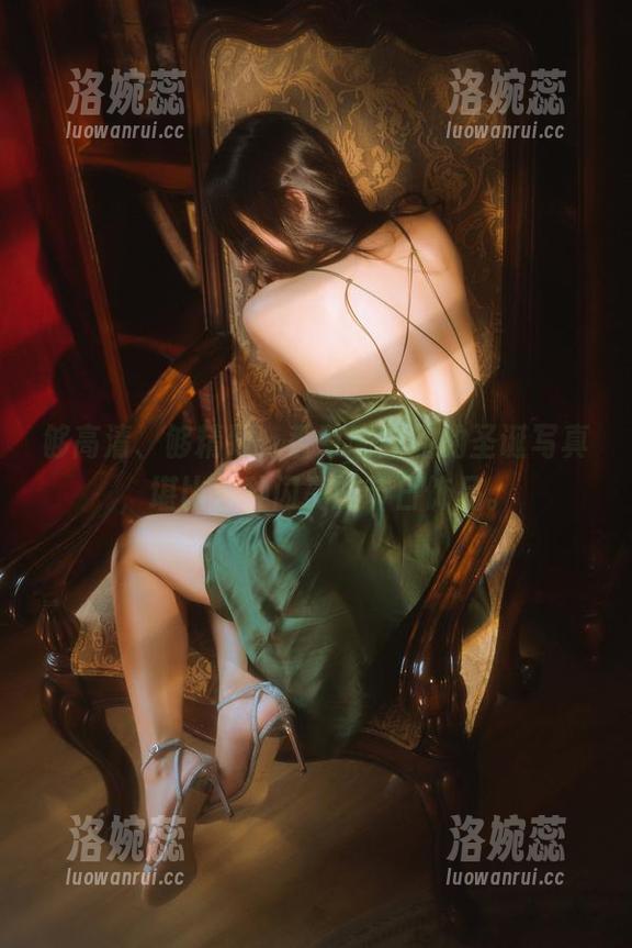 够高清、够精致，香草喵露露的圣诞写真，堪比各种闪亮的节日饰品。