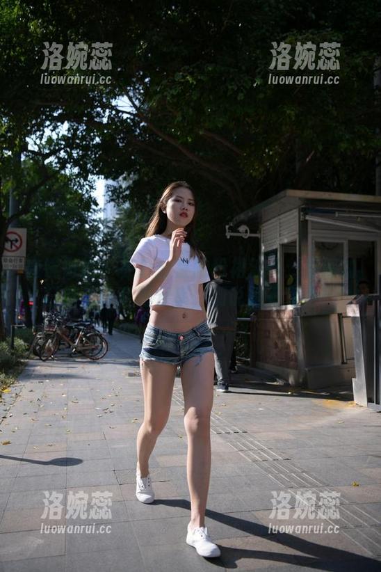 魔镜街拍 - 在办公室的粉裙流动：婷婷的日常工作套图分享，别说她不专业！