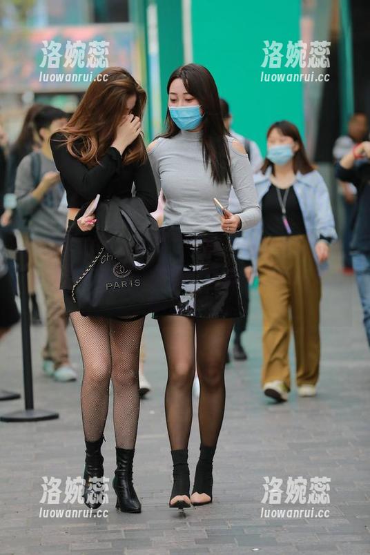 魔镜街拍 - 老实说，谁能拒绝婷婷的白色吊带连衣裙和那双黑丝美腿？图包里走心的作品？