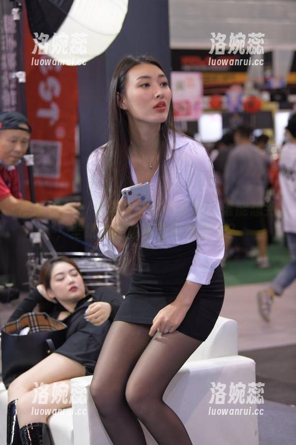 魔镜街拍 - 曼曼玩转甜心写真：谁能想到，壁纸拍照也能当做减肥法？