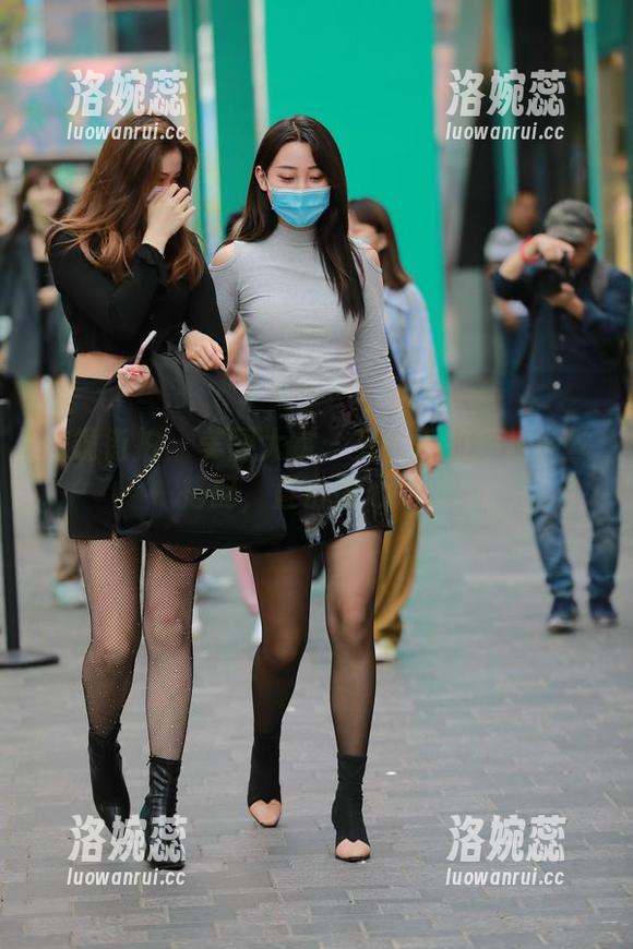 魔镜街拍 - 美图大赏：艾小青的短裙肉丝搭配，直击内心对吧