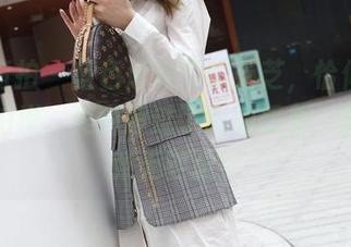 魔镜街拍 - 蓝色泳衣下的芝芝，恰似海浪轻轻拍岸。美图超过了我的想象，要无数张无数张！