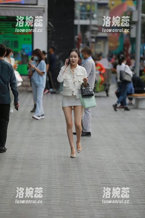 魔镜街拍 - 一一不苟的肉丝包臀裙，萌宝儿欣赏哈哈镜的别样姿态