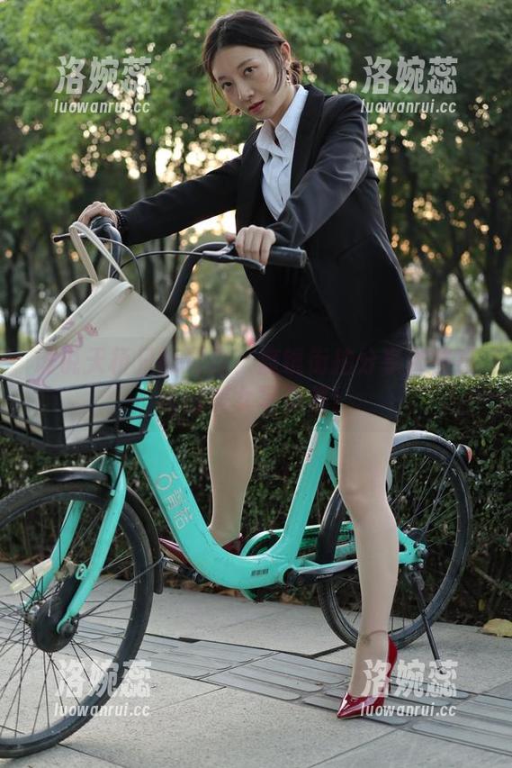 谁说天桥只能过路？魔镜街拍分享那些亮眼的美女写真集！