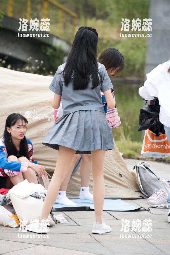 魔镜街拍的美腿美女：网盘版，今天它更新了，又长高了个十厘米！